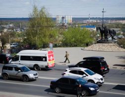 Пьяный водитель едва не сбил мать с ребенком