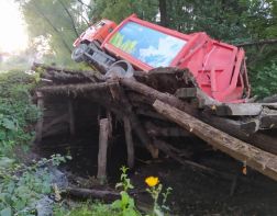 В области под мусоровозом обрушился мост