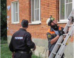 Пензенские спасатели помогли росгвардейцам залезть в квартиру