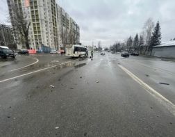 В Пензе расследуют ДТП с участием микроавтобуса и легковой машины