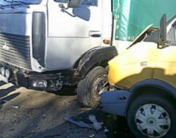 В Кузнецке маршрутка с пассажирами столкнулась с грузовиком
