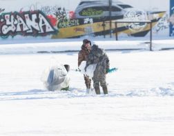 В Пензе двух рыбаков унесло на льдине