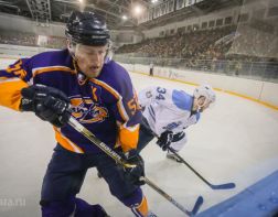 Чиновники сразятся со звездами спорта на льду