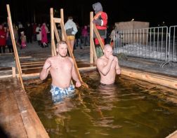 На праздник Крещения в проруби искупались около сотни зареченцев