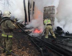 В СНТ Пригородное горят надворные постройки