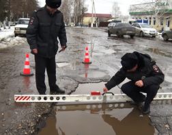 Пензенские полицейские измерили лужи