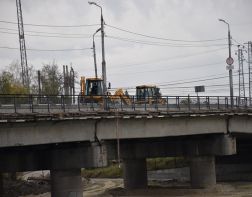 На Бакунинском мосту начали срезать асфальт