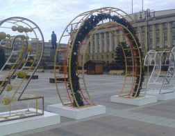 ﻿На площади Ленина установили новогоднюю инсталляцию «2020«