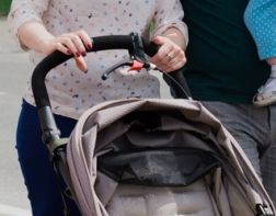 В Пензе в коляску с ребенком бросили бутылку пива