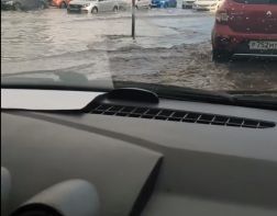  На улице Каракозова   ливень затопил дорогу