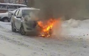 ﻿﻿﻿﻿На Пролетарской загорелся автомобиль «Яндекс. Такси»