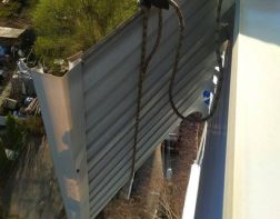 В Пензе спасатели демонтировали нависающий над тротуаром лист обшивки балкона