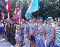 На праздник десантники вспоминали товарищей и купались в фонтане 