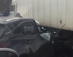 ﻿На Западной поляне иномарка влетела под «КамАЗ»
