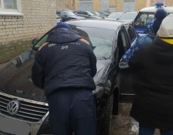 В Пензе спасатели вытащили ребенка из заблокированной машины