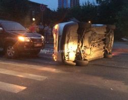 В Пензе в результате тройного ДТП иномарка встала на бок. ВИДЕО