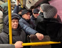 В Пензе министр транспорта проехал в автобусе в час пик