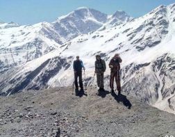 Пензенские альпинисты развернули флаг на высочайшей вершине Европы