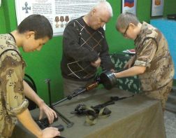 Юные зареченцы получили возможность изучать советское и российское стрелковое оружие