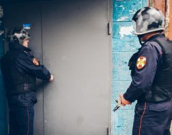 В Пензе пьяный мужчина пытался влезть в чужую квартиру
