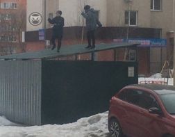 ﻿﻿﻿В Терновке дети прыгают с крыши помойки 
