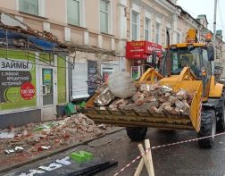 В Пензе на тротуар обрушилась часть стены возле ТЦ «Гостиный двор»