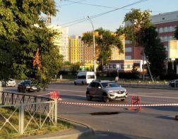 На Проспекте Победы заделывают провал на дороге