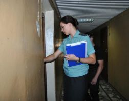 Активистка партии пыталась скрыться от судебных приставов