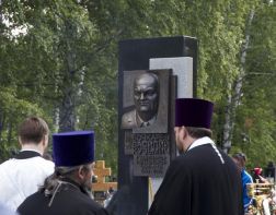 На могиле Бочкарева установили памятник в 16 тонн