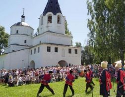 Гостей Тихвинской ярмарки будут встречать скоморохи