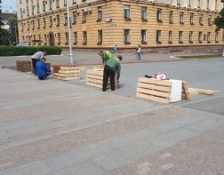 На улице Московской бетонные блоки стилизуют под скамейки
