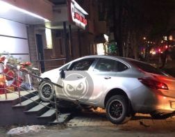 ﻿﻿"Opel Astra" врезалась в крыльцо магазина на Кулакова