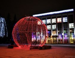 В центре Пензы зажгли шестиметровый новогодний шар