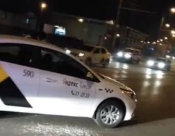 В сети обсуждают странное поведение водителя такси