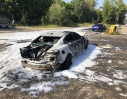 В Заречном сгорел люксовый автомобиль «Ягуар»