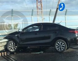 На Измайловском путепроводе иномарка влетела в отбойник