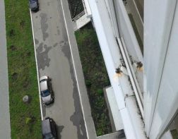 В Терновке неизвестные кидали с балкона горящие самолетики 