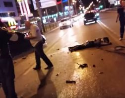 В Сеть попало видео смертельного ДТП на Суворова с участием мотоциклиста