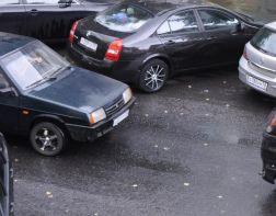 Автовладельцев просят убрать машины с Московской