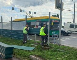 В Терновке вдоль дороги меняют шумозащитные экраны