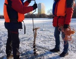 В Пензе измерили толщину льда на водоемах