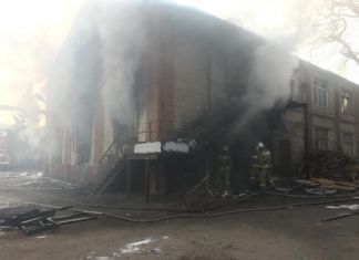 В Кузнецке на территории бывшего завода загорелся поролон