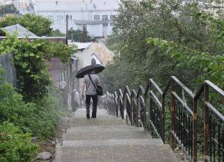На улице Красной завершается ремонт лестницы
