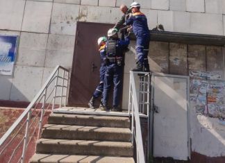 В Пензе мужчине помогли спуститься с козырька подъезда
