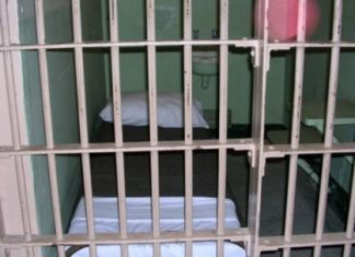 Мужчина надругался над маленькой девочкой пока ее мать спала