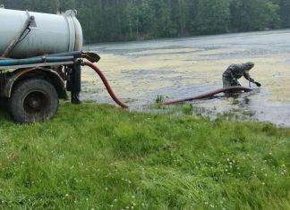 В Заречном начали очищать от водорослей пруд Лесной