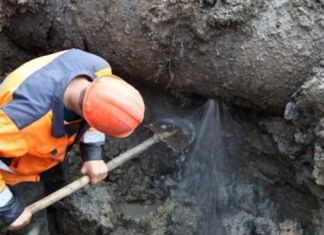 В Пензе на улице Калинина прорвало трубопровод с горячей водой