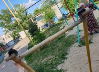 В Кузнецке ребенок упал с качелей и сломал колено 