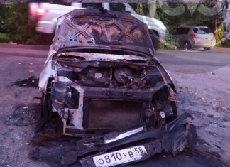 Появились фотографии сгоревшей легковушки на Ворошилова 