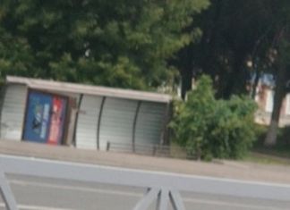 В Пензе на Суворова рухнул остановочный павильон